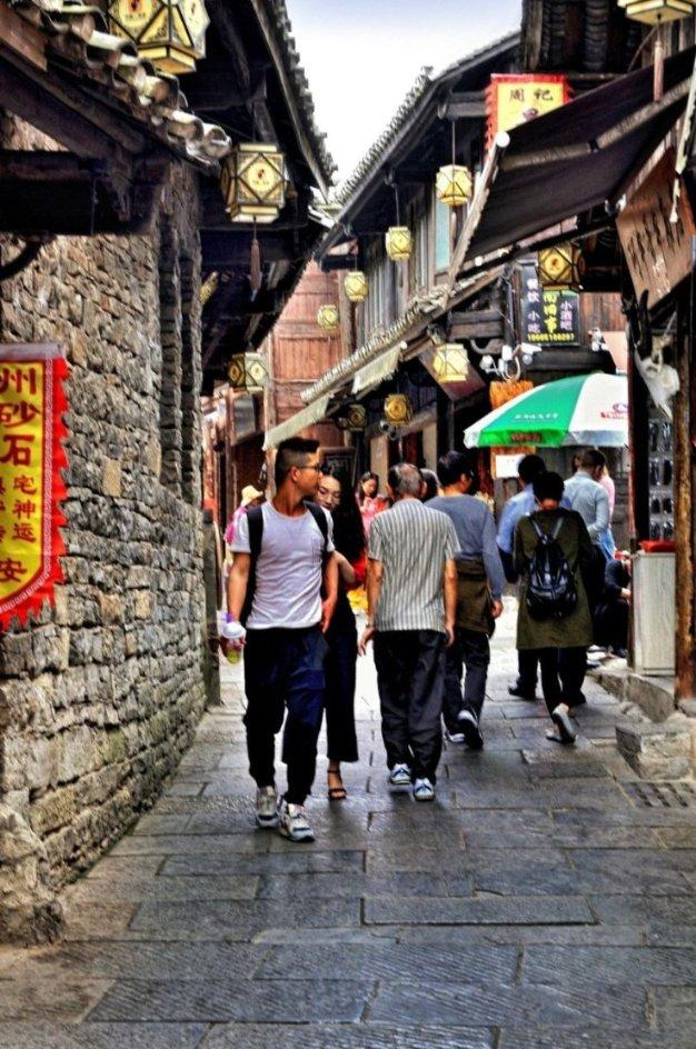 三菱汽车有尾翼锣丝断了怎么修